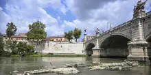 L'acqua bassa del Tevere ha fatto riemergere l' antico ponte Neroniano