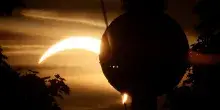 Il cielo d&agrave; spettacolo con l'eclissi di Sole. La diretta streaming