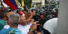 Venezuela, la polizia blocca la protesta sindacale davanti all'hotel del negoziato