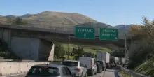 Tamponamento a catena sull'A24 con chilometri di coda, tre feriti