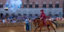 Palio di Siena, la Contrada della Giraffa vince la seconda prova