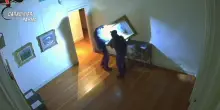 Recuperati i tre quadri rubati a Parma, nei video di sorveglianza i ladri in azione