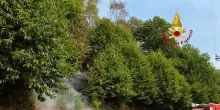 Incendio sul Monte Barone, le fiamme hanno raggiunto la strada
