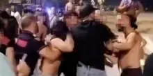 Maxi rissa in spiaggia a Mondragone a Ferragosto, scattano i provvedimenti