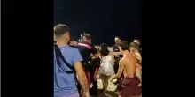 Maxi rissa in spiaggia la notte di Ferragosto a Mondragone, video virale