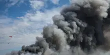 Pioggia di 620 droni contro Mosca nella notte, un edificio in fiamme