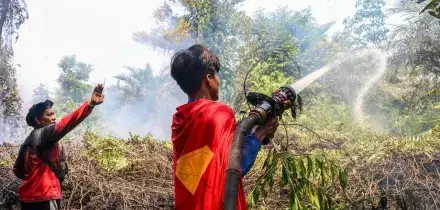Spegne gli incendi vestito da Superman, 17enne indonesiano star del web