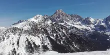 Precipita in montagna davanti al marito, morta una donna di 65 anni
