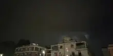 Maltempo a Roma, tempesta di fulmini illumina il cielo notturno