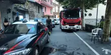 Spara alla compagna poi scappa ancora armato, fermato