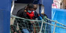 Migranti sbarcano fra i turisti a Lampedusa, 68 portati in hotspot