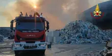 Rogo brucia tonnellate di rifiuti in una piattaforma ecologica nel Pavese