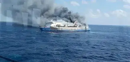 Incendio su un traghetto in Indonesia, 5 morti e 41 dispersi