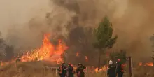 Continua la lotta dei vigili del fuoco a nord di Atene, nuove evacuazioni