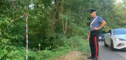 Lo scambia per un rivale e lo uccide investendolo