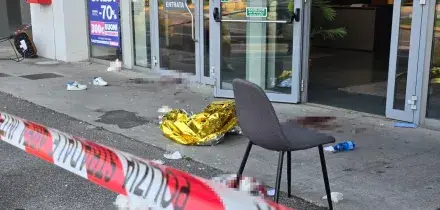 Donna accoltellata fuori da un centro commerciale, arrestato l'ex marito