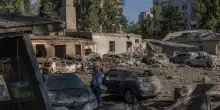 Ucraina, raid russo notturno su Kiev, Zelensky: 'Tredici morti e 40 feriti'