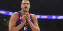 Altro ko per l'Italbasket verso i Mondiali, la Serbia di Jokic vince a Pesaro