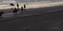 Belen Rodriguez cade da cavallo sulla spiaggia, "rialzarsi sempre"