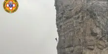 Alpinista rimane sospeso alla parete di roccia, salvato nella notte