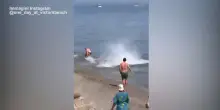 Panico in spiaggia: uomo nuota credendo di scappare da uno squalo ma &egrave; un tonno