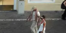 David e Victoria Beckham a Capri, passeggiata mano nella mano in Piazzetta