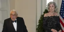 Addio a Nancy Kissinger, morta a 92 anni la moglie dell'ex segretario di stato