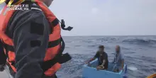 Alla deriva nell'oceano su una ghiacciaia, marina messicana salva due pescatori