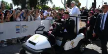 Il Papa arriva al Meeting di Rimini, bagno di folla e cori da stadio