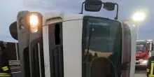 Autocarro tamponato si ribalta, un morto in A4 in Friuli