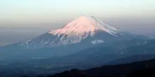 Un padre giapponese abbandona il figlio di 7 anni per ore per scalare il Monte Fuji