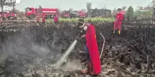 Indonesia, a 17 anni combatte gli incendi con il costume di Superman
