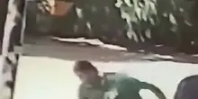 Clochard picchiato e ucciso in piazza a Caserta, video shock sui social