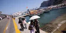 Rissa a Capri tra turisti e i titolari di un negozio di souvenir