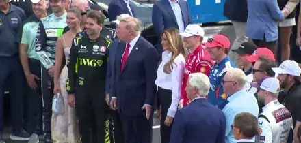 Giro d'onore per Trump e Melania prima del gran premio Indycar a Washington