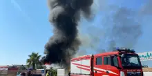 Incendio nel Bresciano, fiamme nei capannoni delle barche di lusso