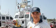 Si tolse calze per darle a bimbo migrante, luogotenente Giuliano 'gesti ordinari'