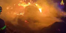 Rotoballe in paglia a fuoco nel Barese, incendio in corso da ore