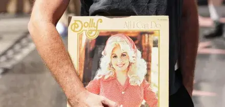 'Dolly Parton morta dopo una breve battaglia contro il cancro'