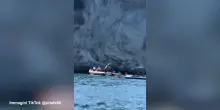 Resta bloccato sulla scogliera, vigili del fuoco recuperano un ragazzo a Napoli