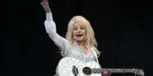 Dopo la morte, Dolly Parton &egrave; diventata l'artista pi&ugrave; ascoltata in streaming