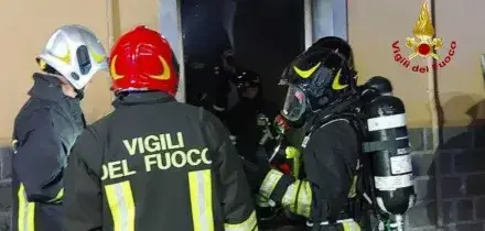 Incendio in uno scantinato a Bologna, soccorsi anche due bambini