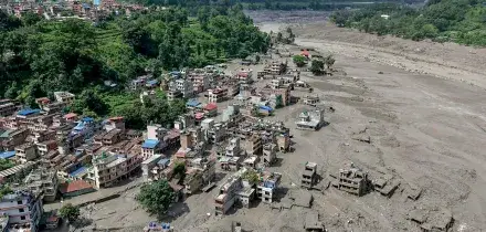 Sale a 17 il bilancio dei morti per l'alluvione in Nepal