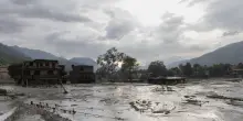 Media, bilancio delle vittime dell'alluvione in Nepal sale a 270