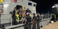 Barca distrutta da un incendio, la Guardia di Finanza salva un uomo
