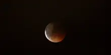 Stanotte lo spettacolo dell'eclissi di Luna, il massimo sar&agrave; all'alba