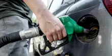 Mimit, prezzo benzina self supera 2,1 euro in autostrada