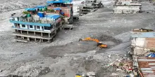 Corsa contro il tempo, tre italiani tra i 1.400 dispersi per l'alluvione in Nepal e Tibet. Oltre 390 i morti