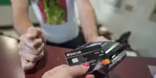 Bankitalia, nei pagamenti con carta vola il contactless, &egrave; all'88% del totale
