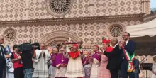 Perdonanza, il corteo della Bolla ha raggiunto Collemaggio